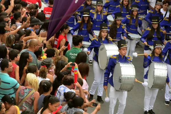 Despedida da Tocha Olímpica em Minas Gerais atrai multidão na cidade de Muriaé
