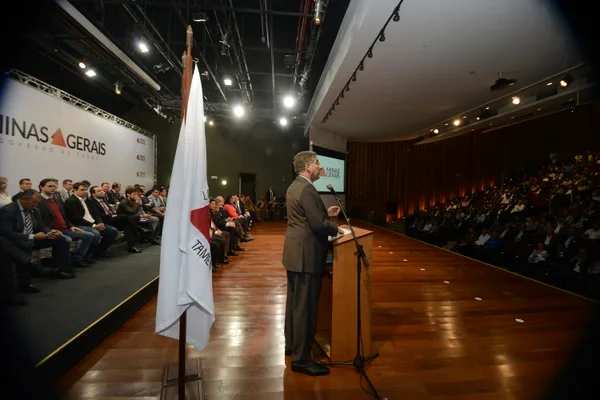 Governador entrega 201 micro-ônibus para o transporte escolar de 179 municípios mineiros