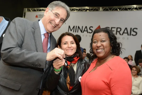 Governador entrega 201 micro-ônibus para o transporte escolar de 179 municípios mineiros