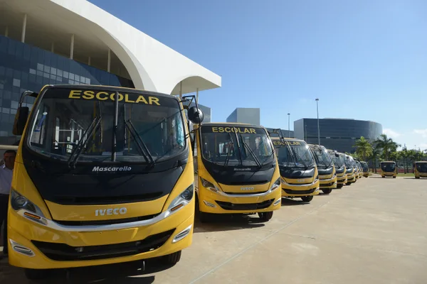 Governador entrega 201 micro-ônibus para o transporte escolar de 179 municípios mineiros