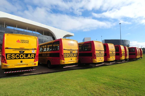 Governador entrega 201 micro-ônibus para o transporte escolar de 179 municípios mineiros