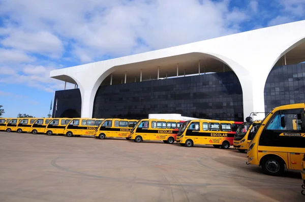 Governador entrega 201 micro-ônibus para o transporte escolar de 179 municípios mineiros