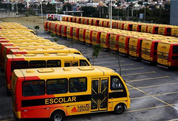 Fernando Pimentel entrega 357 veículos para ações de Educação, Saúde e Desenvolvimento Agrário
