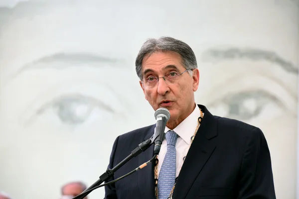 Governador preside cerimônia de entrega da Medalha Santos Dumont