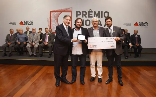 Pimentel entrega 1º Prêmio Inova Minas Gerais