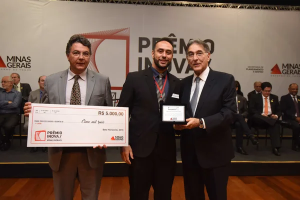Pimentel entrega 1º Prêmio Inova Minas Gerais