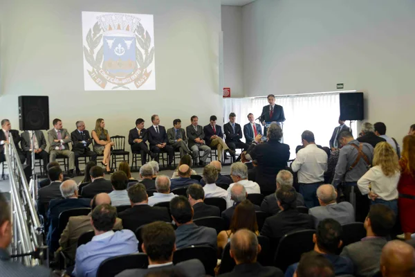 Fernando Pimentel recebe título de Cidadão Honorário de Conceição do Mato Dentro