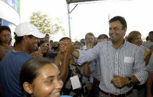 O governador Aécio Neves inaugurou duas escolas estaduais em Nova Serrana