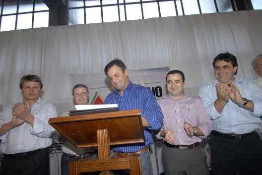 Governador Aécio Neves autorizou repasse de investimentos para Divinópolis