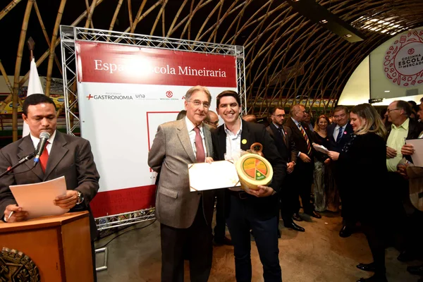 Pimentel lança Cozinha Escola Mineiraria e homenageia produtores de queijo