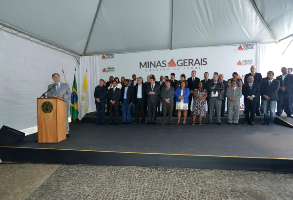 Governador assina despacho governamental para início das obras na Escola Estadual Paula Rocha