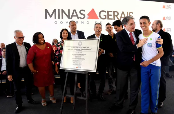 Governador visita novas instalações de escola em Teófilo Otoni