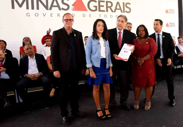 Governador visita novas instalações de escola em Teófilo Otoni