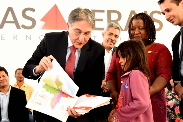 Governador visita novas instalações de escola em Teófilo Otoni