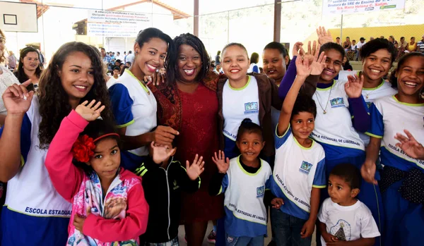 Governador visita novas instalações de escola em Teófilo Otoni