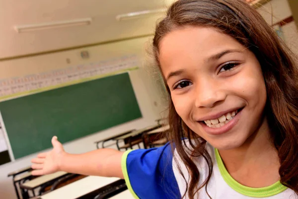 Governador visita novas instalações de escola em Teófilo Otoni