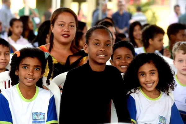 Governador visita novas instalações de escola em Teófilo Otoni