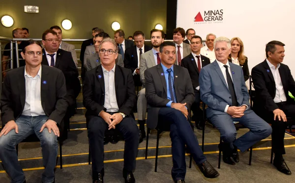 Pimentel entrega academias ao ar livre e defende que usinas da Cemig continuem com o Estado