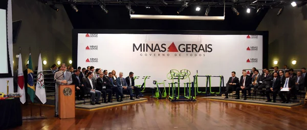 Pimentel entrega academias ao ar livre e defende que usinas da Cemig continuem com o Estado
