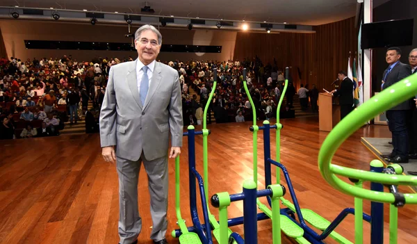 Pimentel entrega academias ao ar livre e defende que usinas da Cemig continuem com o Estado