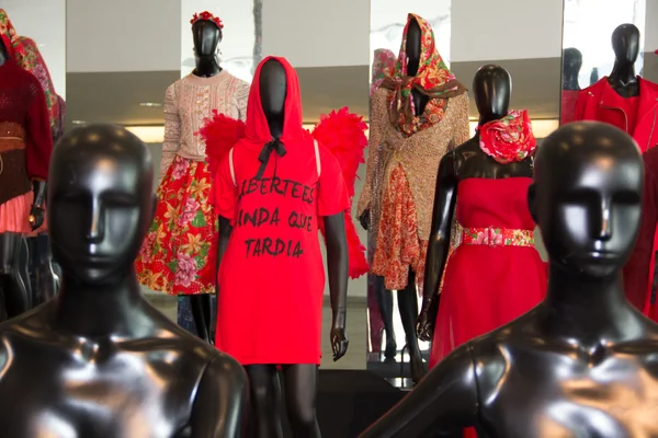 Roupas e estampas feitas por detentas mineiras se destacam em evento nacional de moda
