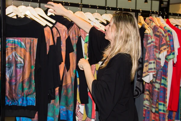 Roupas e estampas feitas por detentas mineiras se destacam em evento nacional de moda