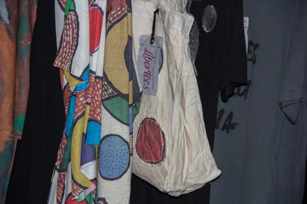 Roupas e estampas feitas por detentas mineiras se destacam em evento nacional de moda