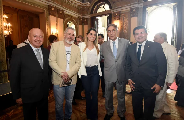 Governador entrega a alunos da rede estadual prêmio em homenagem a Carlos Drummond de Andrade