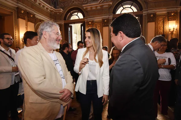 Governador entrega a alunos da rede estadual prêmio em homenagem a Carlos Drummond de Andrade