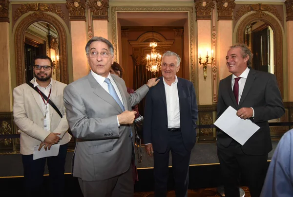 Governador entrega a alunos da rede estadual prêmio em homenagem a Carlos Drummond de Andrade