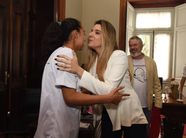 Governador entrega a alunos da rede estadual prêmio em homenagem a Carlos Drummond de Andrade