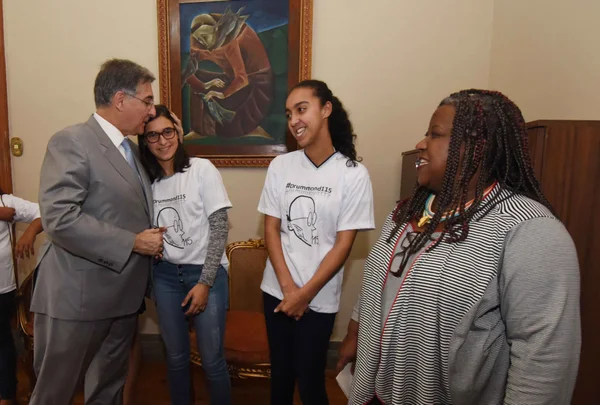 Governador entrega a alunos da rede estadual prêmio em homenagem a Carlos Drummond de Andrade