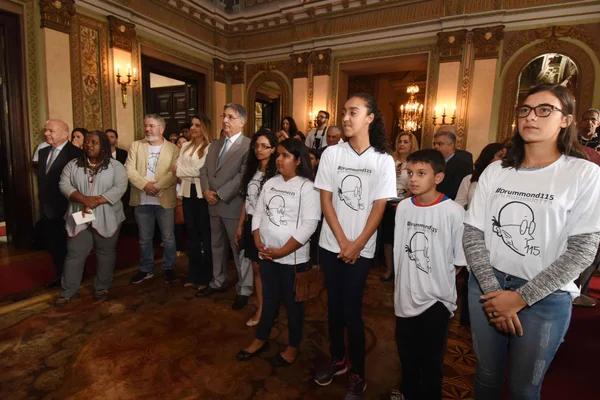 Governador entrega a alunos da rede estadual prêmio em homenagem a Carlos Drummond de Andrade