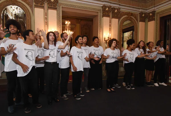 Governador entrega a alunos da rede estadual prêmio em homenagem a Carlos Drummond de Andrade