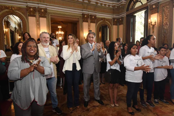 Governador entrega a alunos da rede estadual prêmio em homenagem a Carlos Drummond de Andrade