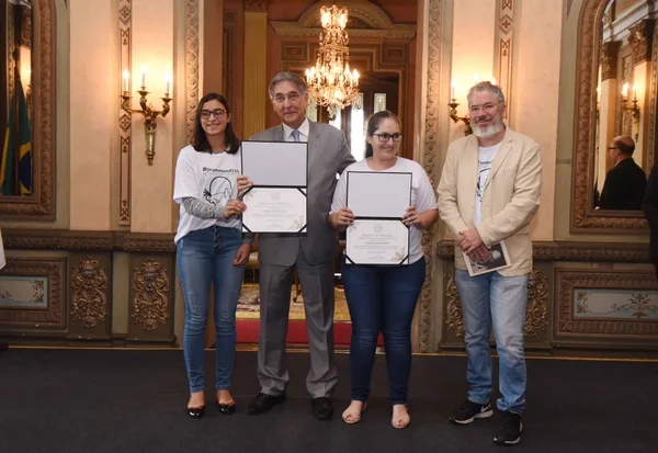 Governador entrega a alunos da rede estadual prêmio em homenagem a Carlos Drummond de Andrade