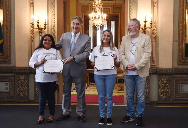 Governador entrega a alunos da rede estadual prêmio em homenagem a Carlos Drummond de Andrade