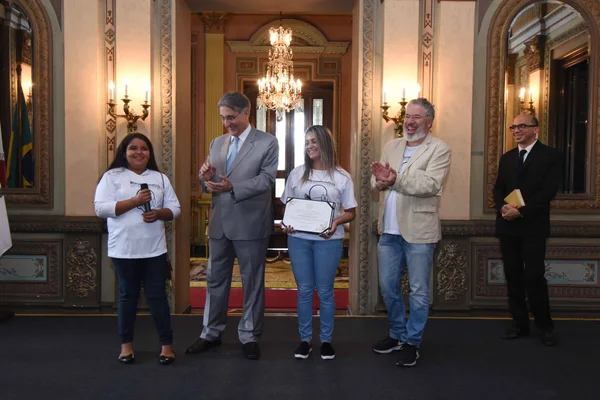 Governador entrega a alunos da rede estadual prêmio em homenagem a Carlos Drummond de Andrade