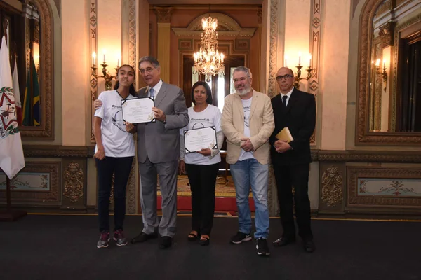 Governador entrega a alunos da rede estadual prêmio em homenagem a Carlos Drummond de Andrade