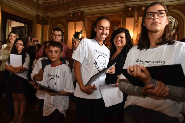 Governador entrega a alunos da rede estadual prêmio em homenagem a Carlos Drummond de Andrade