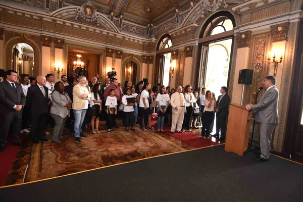 Governador entrega a alunos da rede estadual prêmio em homenagem a Carlos Drummond de Andrade