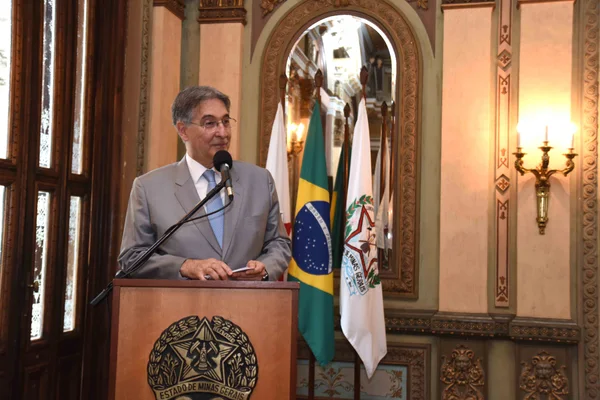 Governador entrega a alunos da rede estadual prêmio em homenagem a Carlos Drummond de Andrade