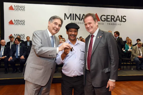 Governador contempla 223 municípios com entregas de veículos para a saúde