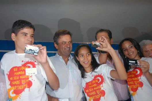 Governador Aécio Neves com alunos atendidos pelo Poupança Jovem