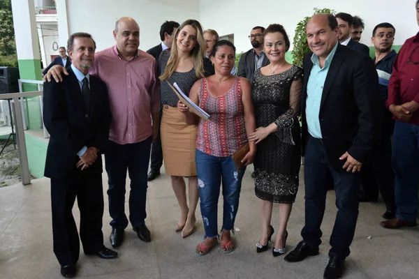 Governo de Minas Gerais entrega escrituras a mutuários da Cohab Minas em Santa Luzia