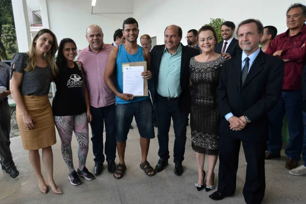 Governo de Minas Gerais entrega escrituras a mutuários da Cohab Minas em Santa Luzia