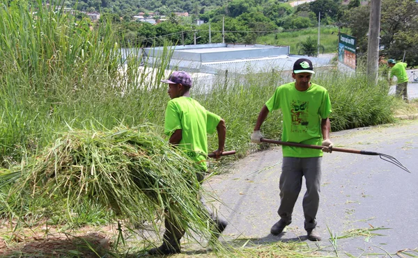 Detentos da José Maria Alkimin trabalham no enfrentamento à dengue nas ruas de Santa Luzia