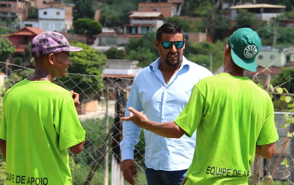 Detentos da José Maria Alkimin trabalham no enfrentamento à dengue nas ruas de Santa Luzia