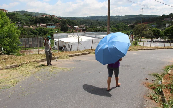 Detentos da José Maria Alkimin trabalham no enfrentamento à dengue nas ruas de Santa Luzia