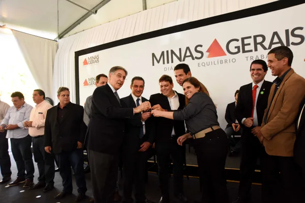 Governador entrega 98 veículos para 88 municípios mineiros
